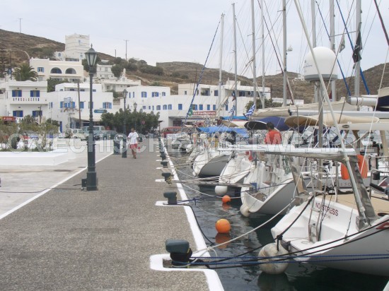 Yachten im griechenschen Hafen von Gialos - Ios
